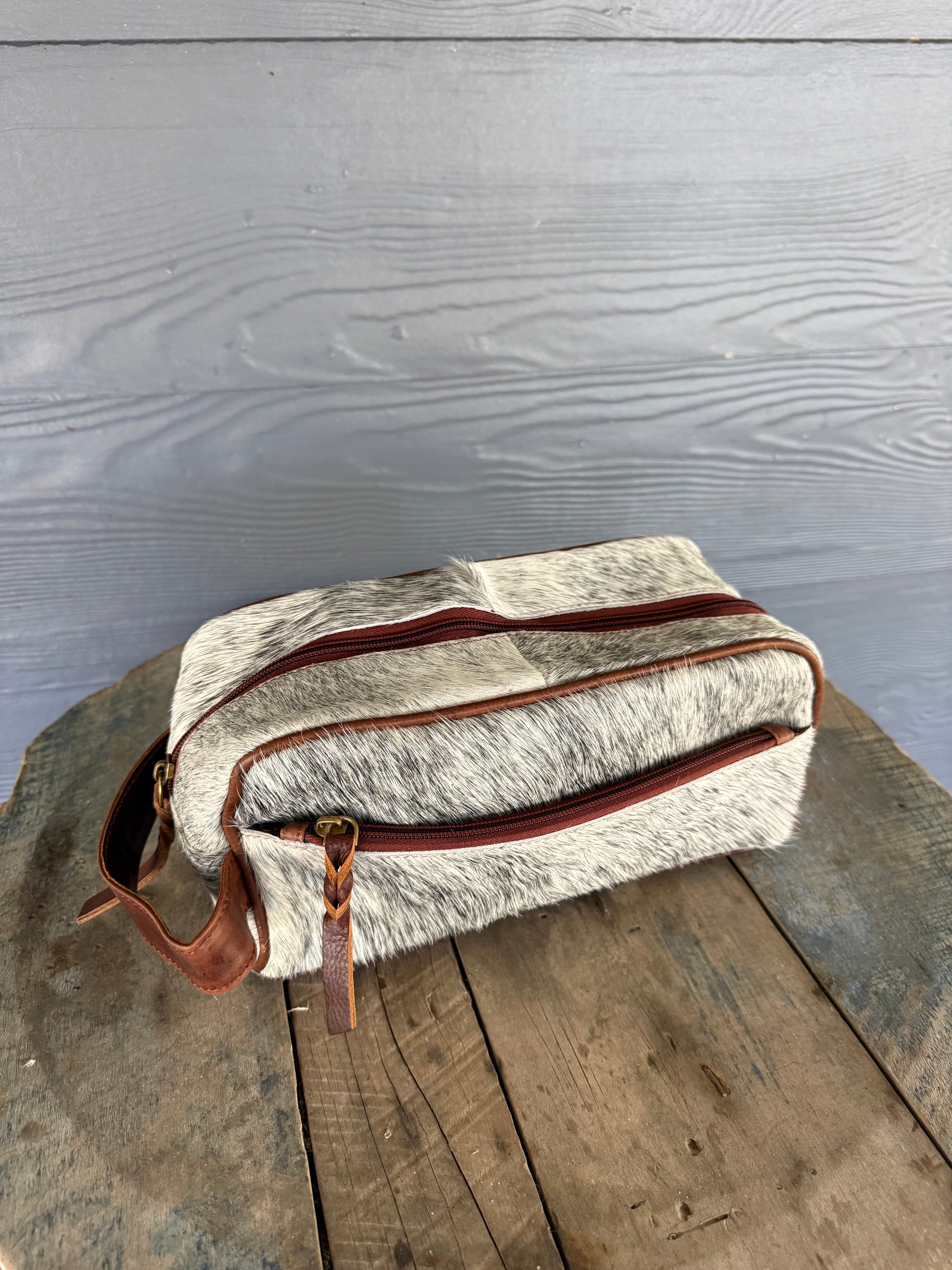 Medium Cowhide Toiletries bag 005