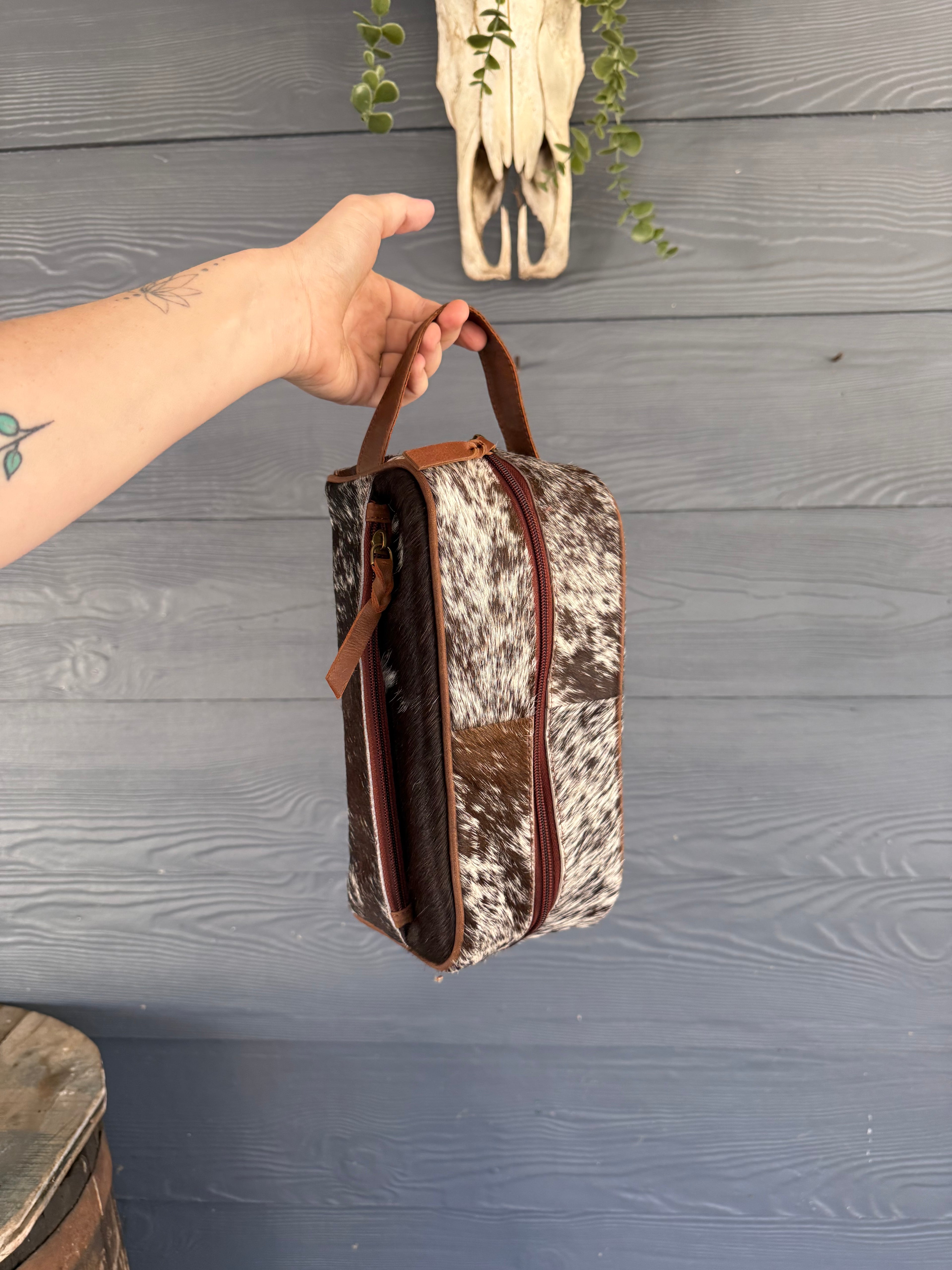 Medium Cowhide Toiletries bag 006