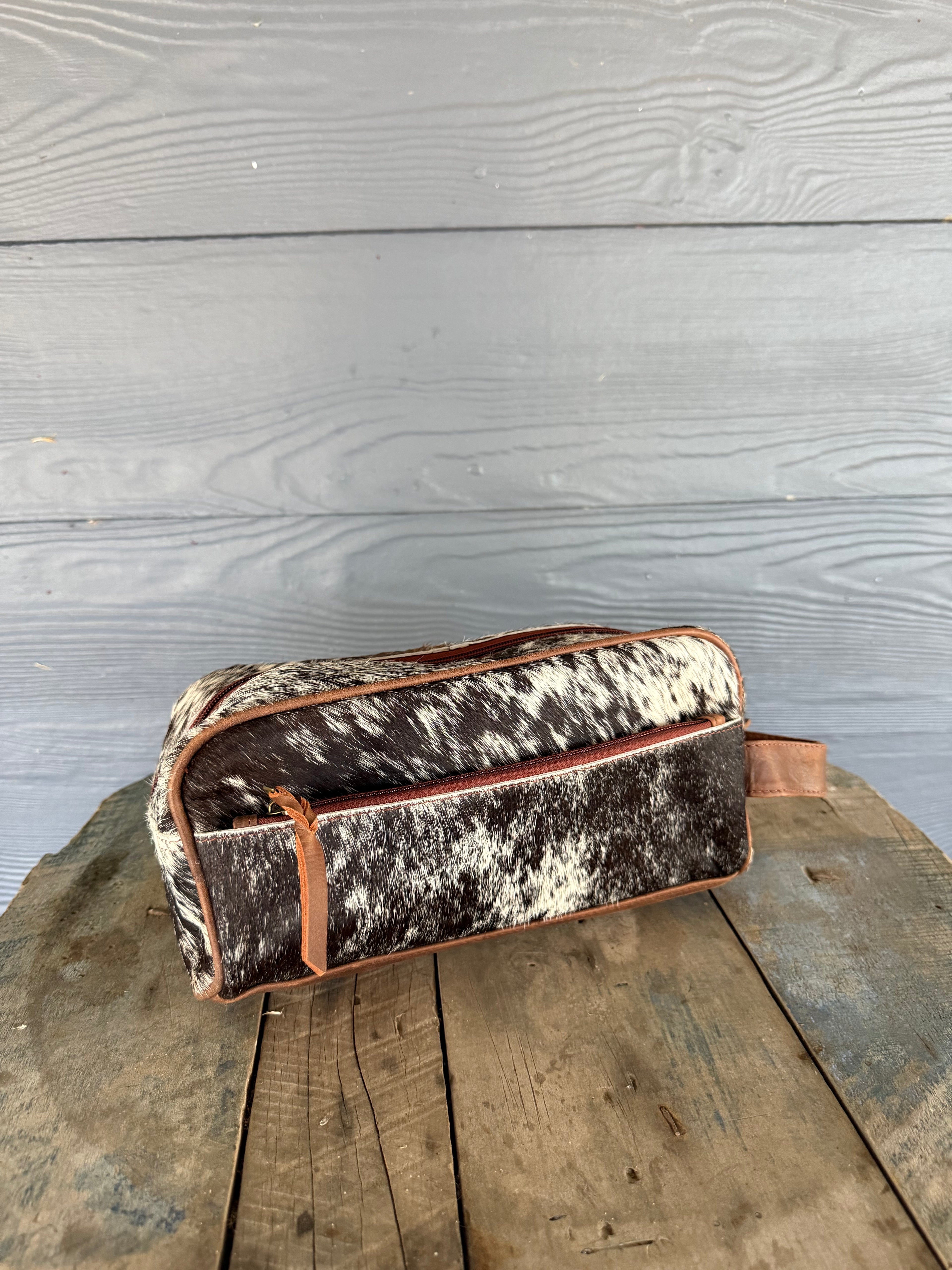 Medium Cowhide Toiletries bag 006