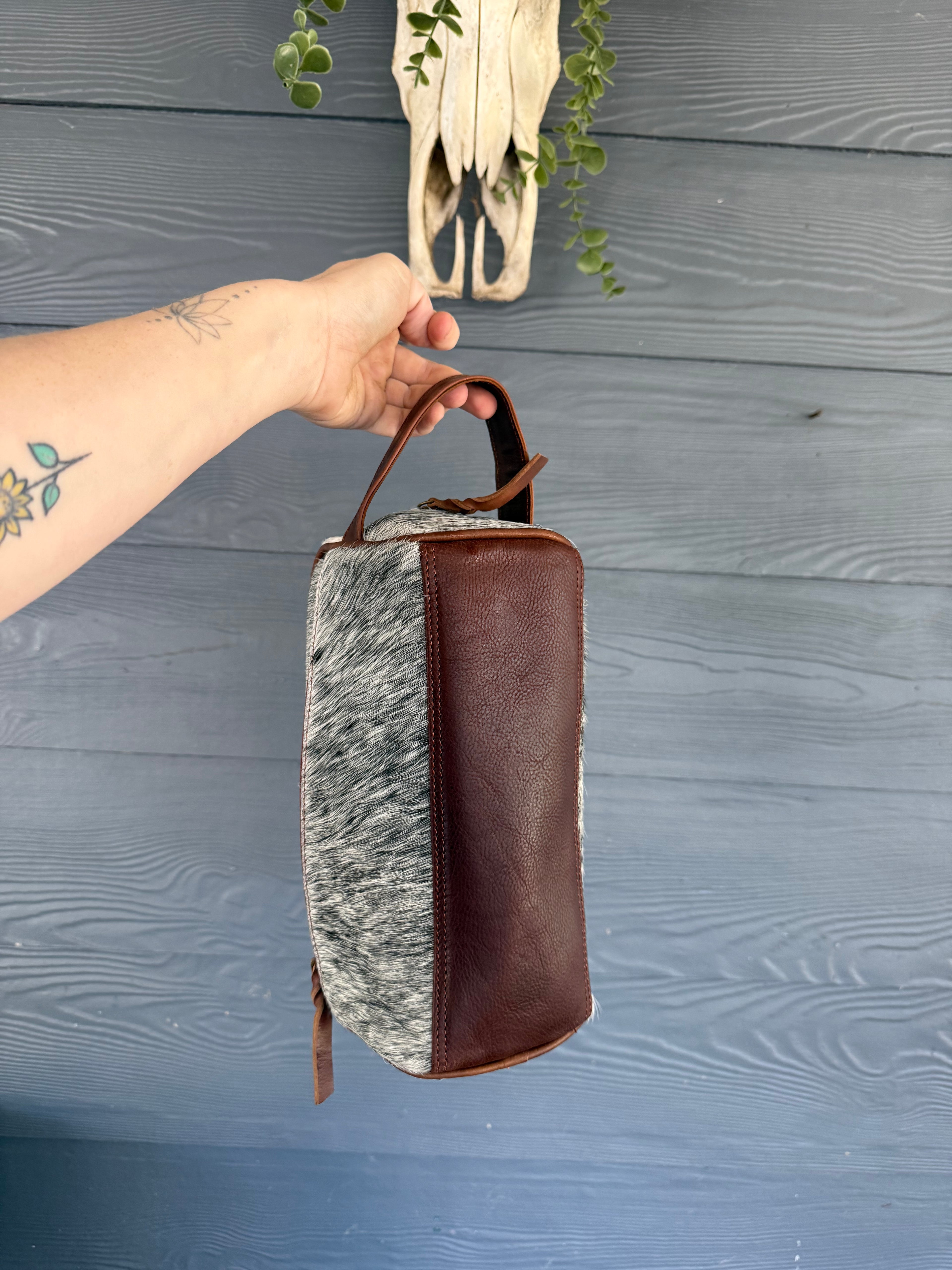 Medium Cowhide Toiletries bag 005