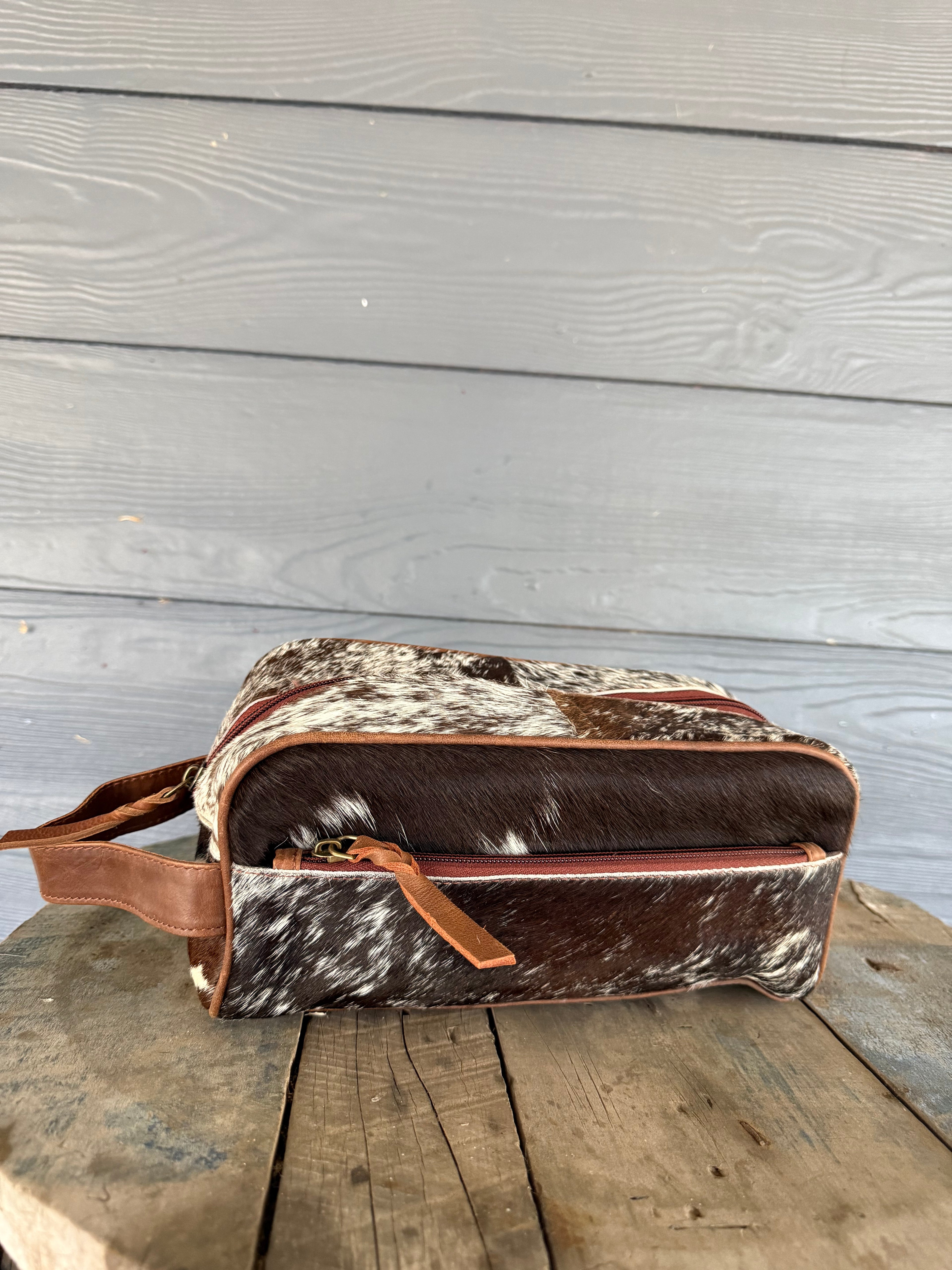 Medium Cowhide Toiletries bag 006