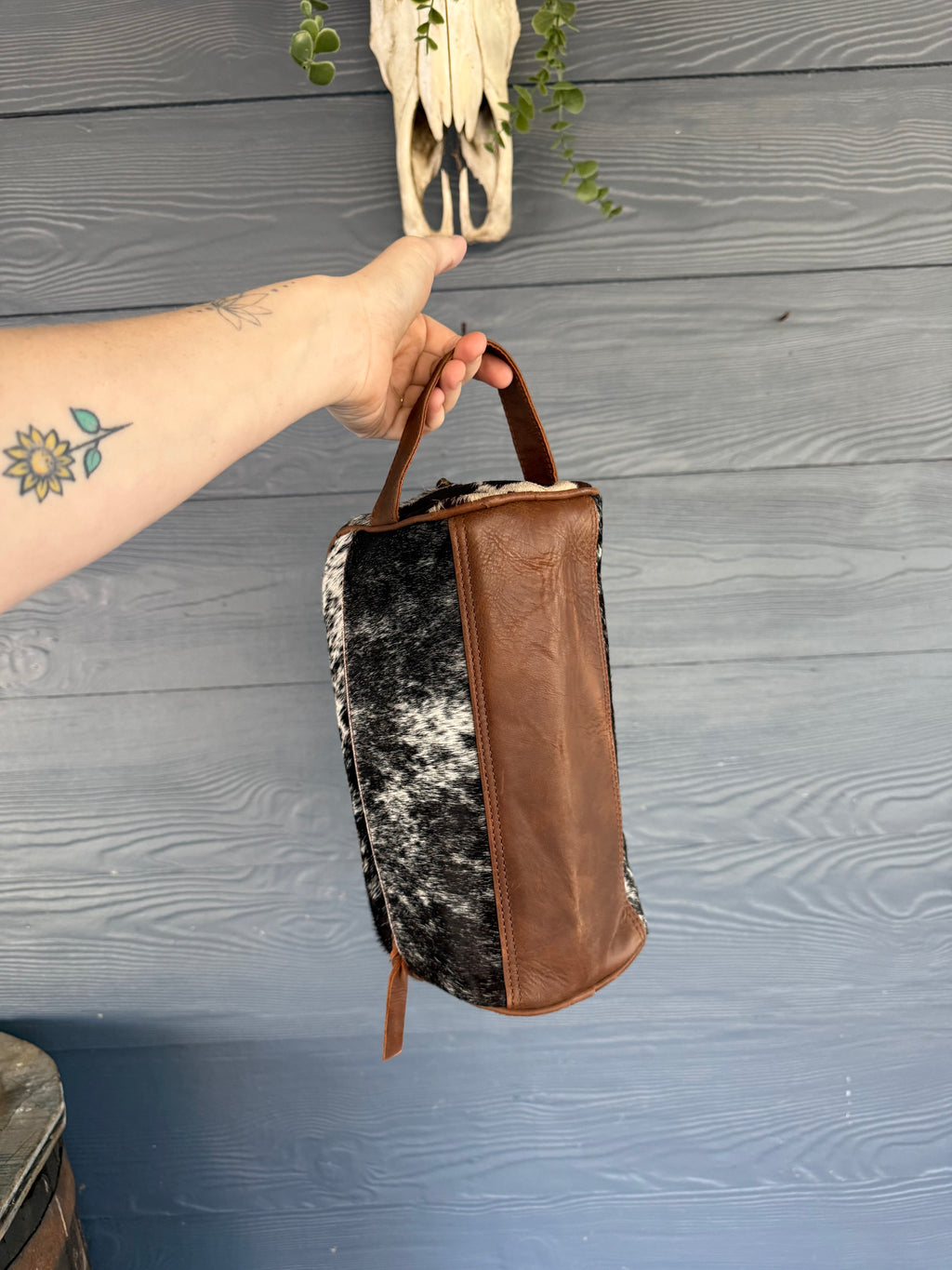 Medium Cowhide Toiletries bag 006